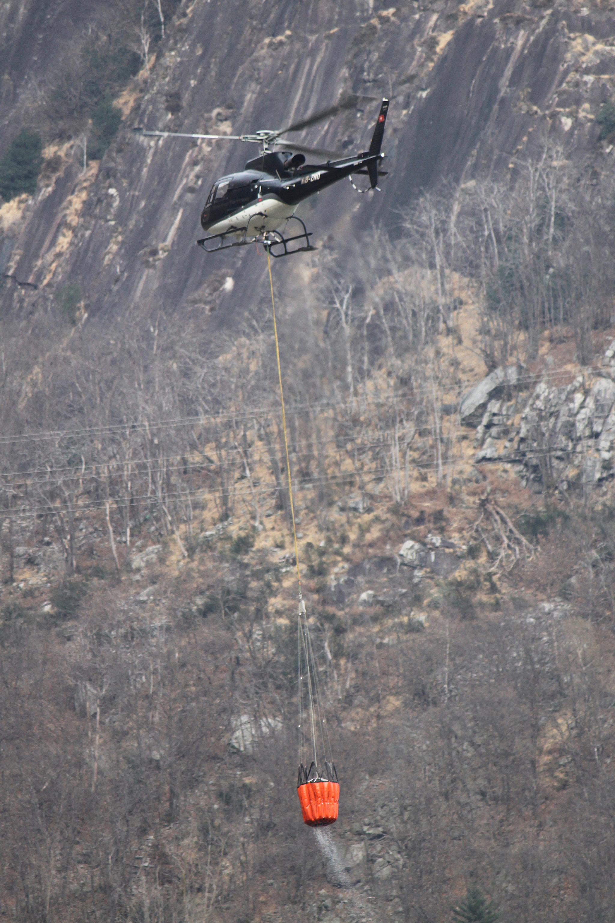 Eliticino chopper on firefighting duty